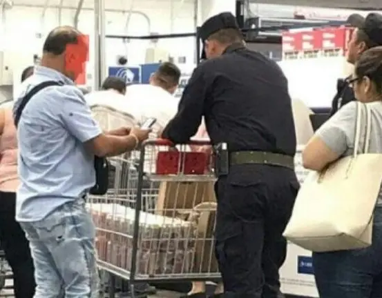 Polic&iacute;as comprando cerveza