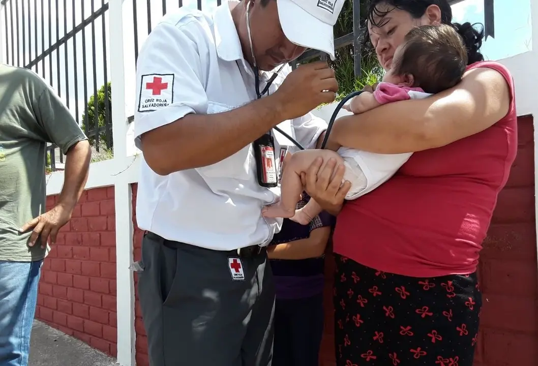 Cruz Roja atiende a beb&eacute;