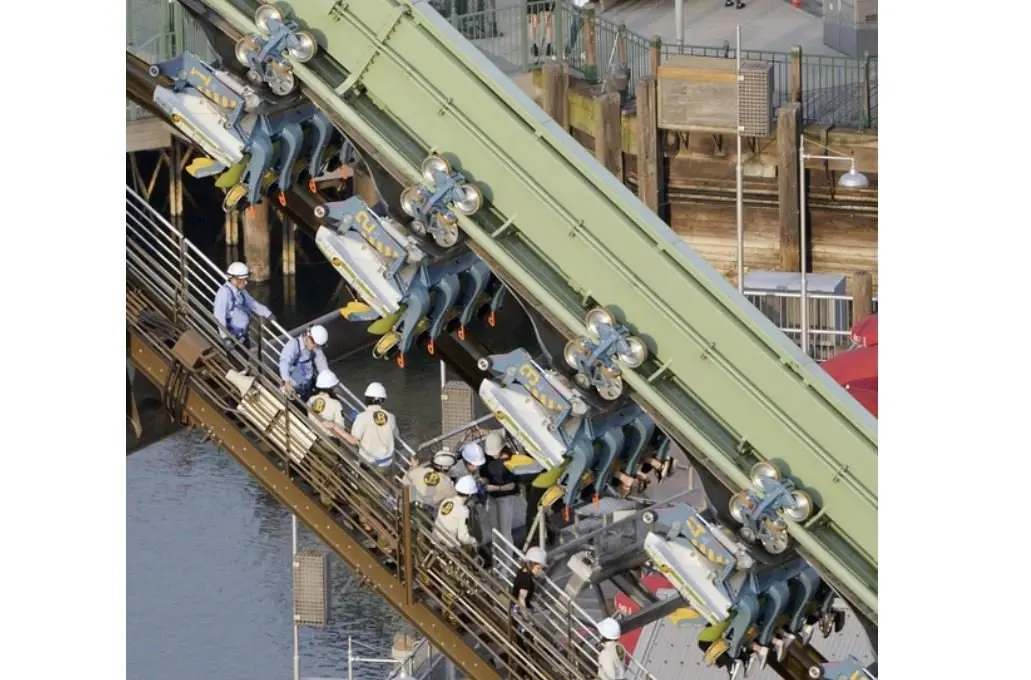 atrapados monta&ntilde;a rusa