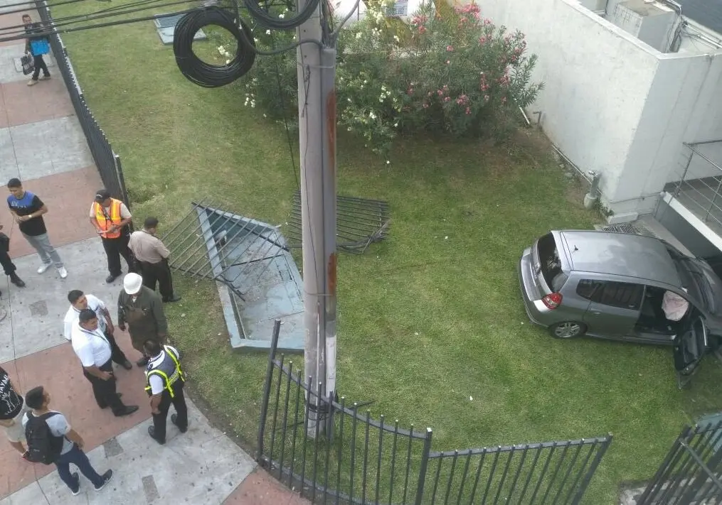 Carro choca en Metrocentro