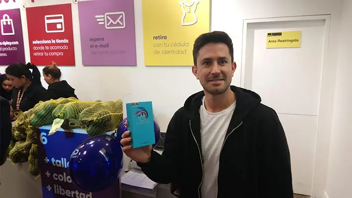 Compr&oacute; un celular con aguacates.