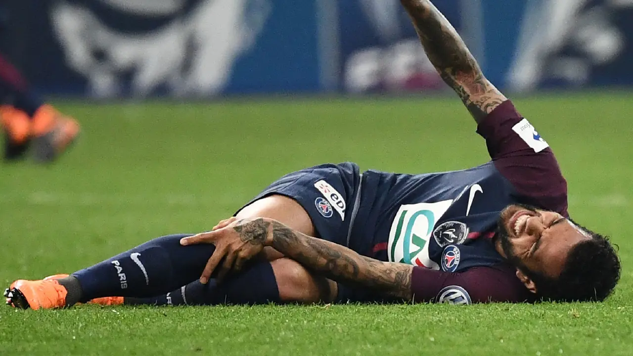 Paris Saint-Germain's Brazilian defender Daniel Alves (C) gestures during the French Cup final football match between Les Herbiers and Paris Saint-Germain (PSG), on May 8, 2018 at the Stade de France in Saint-Denis, outside Paris. / AFP PHOTO / FRANCK FIFE