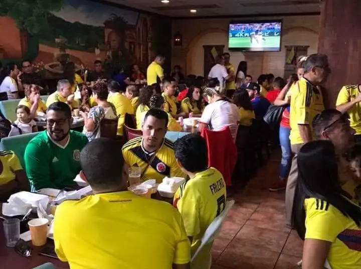 salvadore&ntilde;os apoyan a colombia