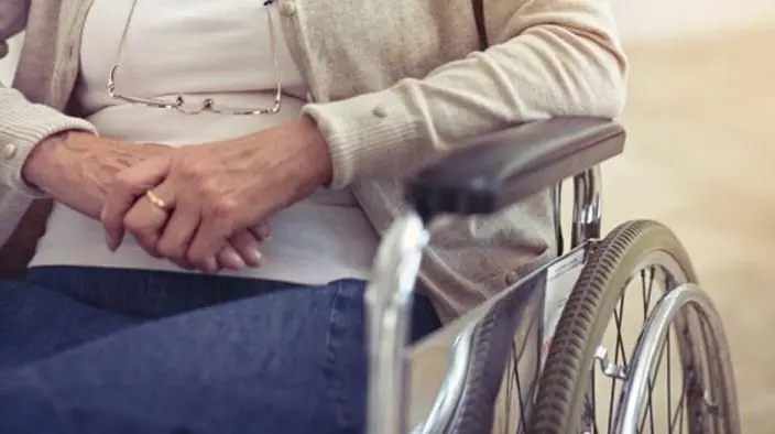 Anciana par&aacute;lisis