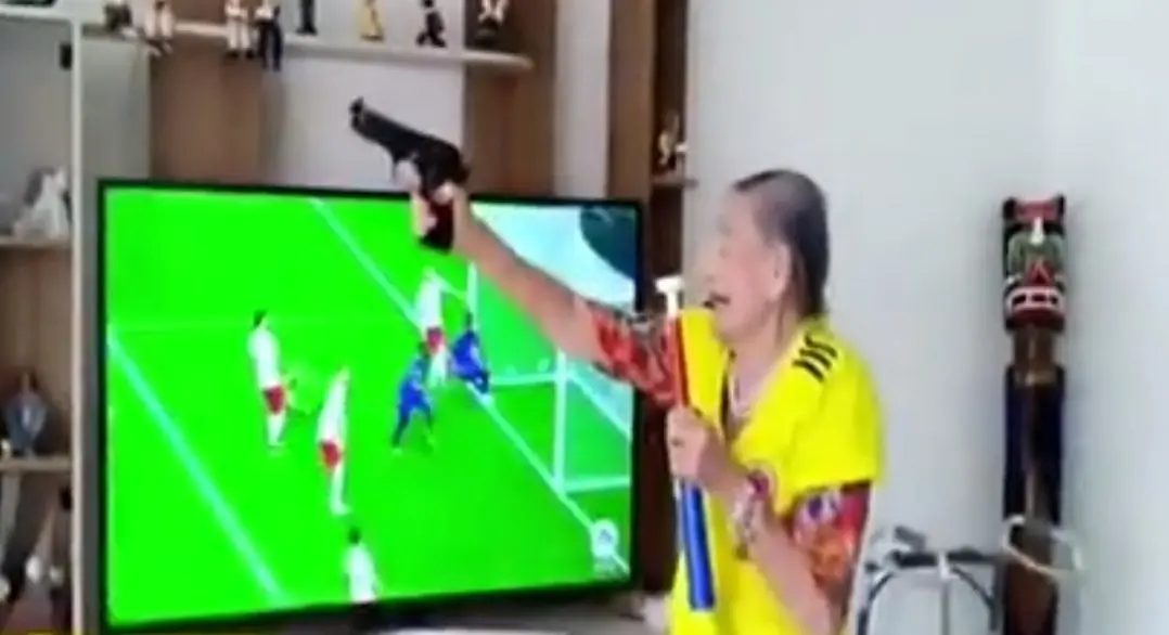 Abuelita de 84 a&ntilde;os celebra disparando