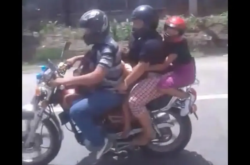 Cuatro personas en una moto
