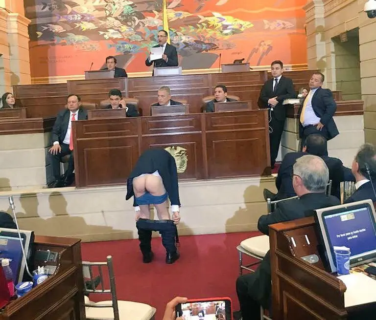 mockus_pantalones se baja los pantaloes