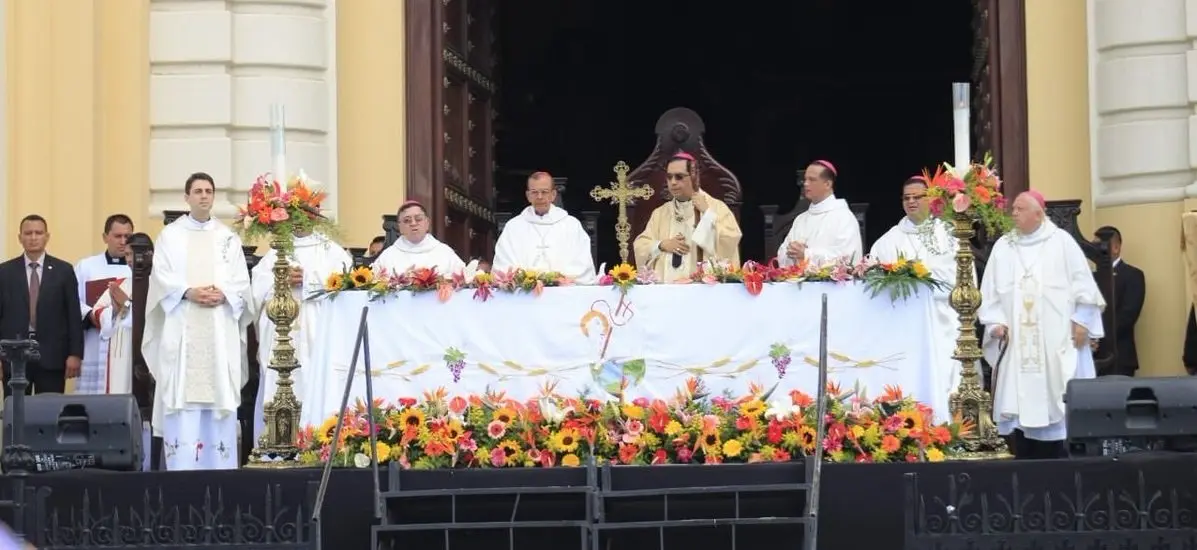 Escobar Alas en misa de Salvador del Mundo