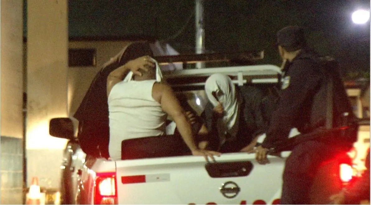 Ocho polic&iacute;as detenidos