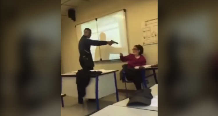 pistola-a-maestra-noticiasya