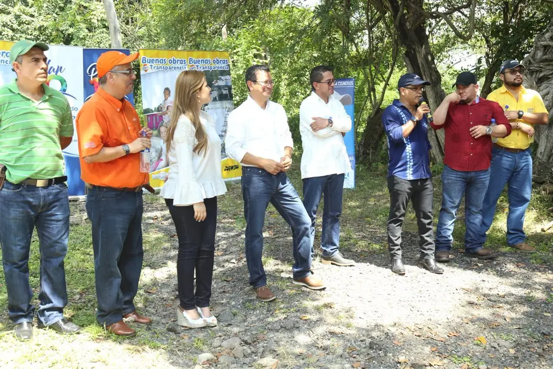 hugo y karina en chalate