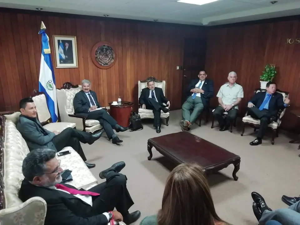 Diputados reunidos en despacho presidencial