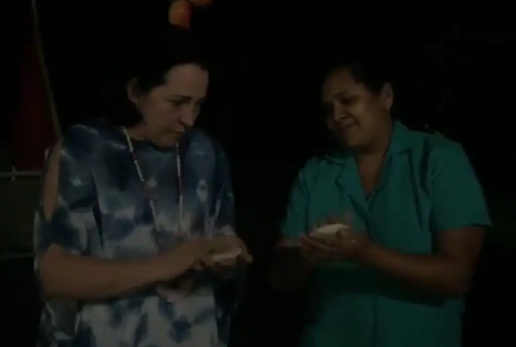 Jean Manes haciendo pupusas