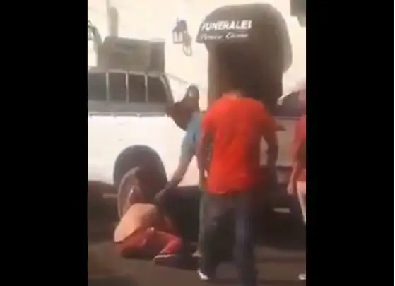 Pelea en una funeraria