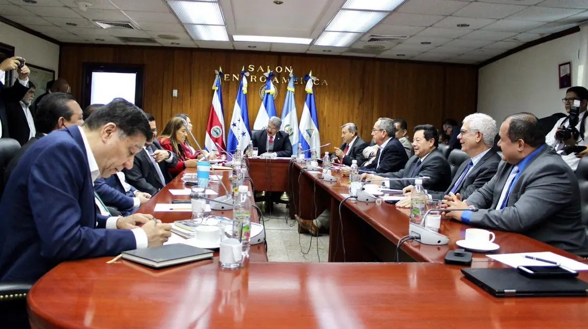 Comisi&oacute;n pol&iacute;tica1