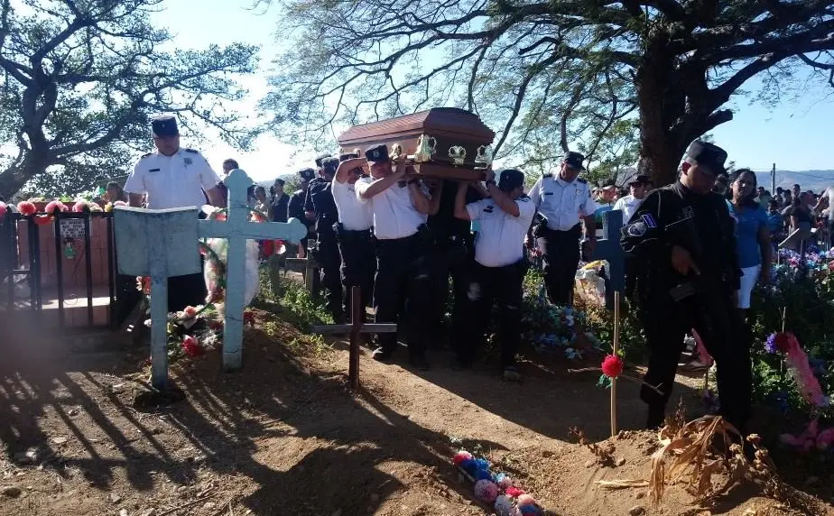 Entierro de agentes ca&iacute;dos