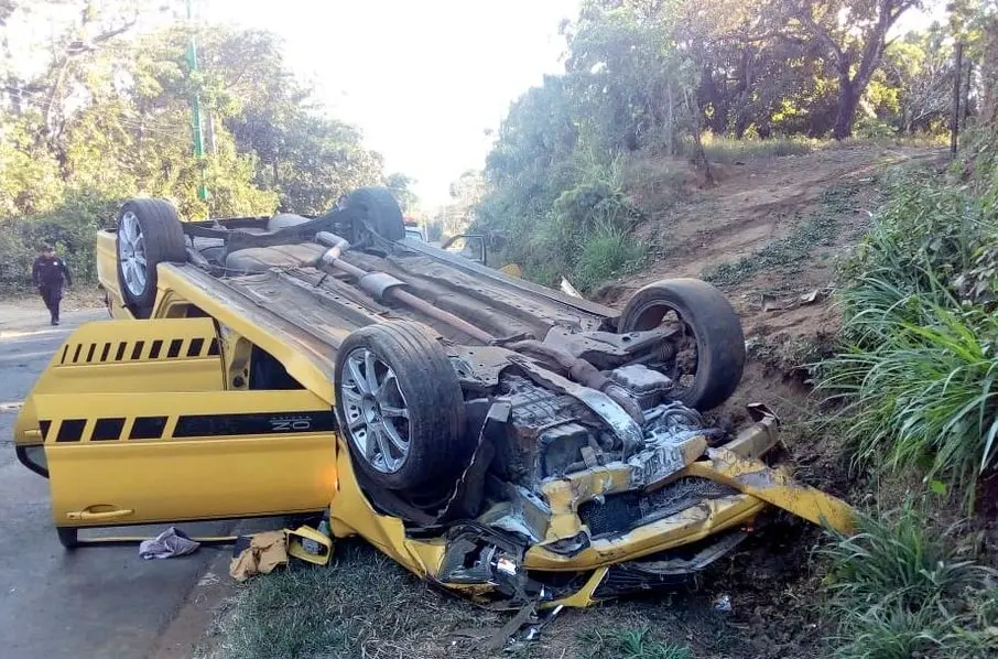 Carro volcado en Sonsonate