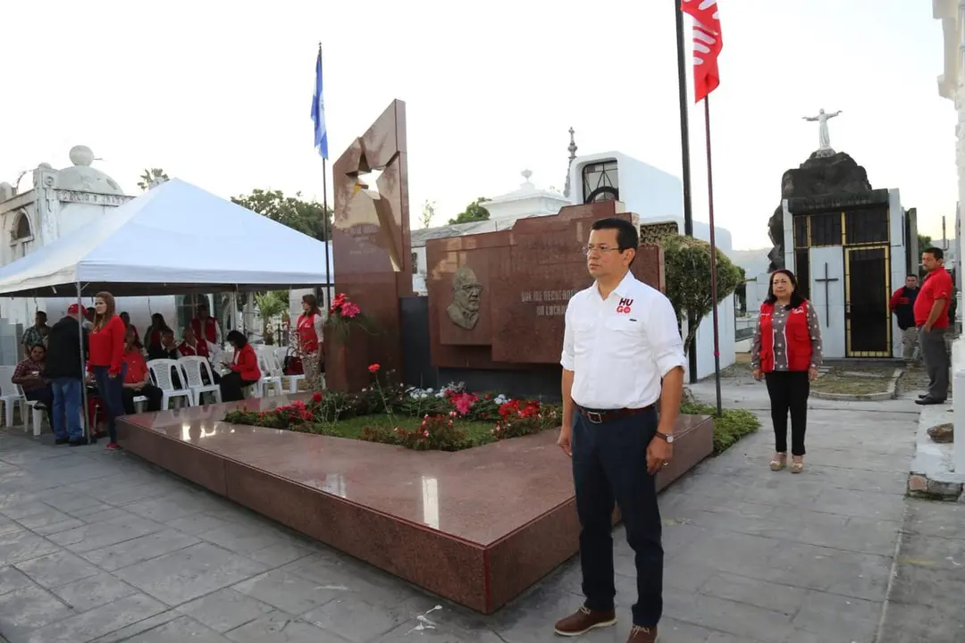 Hugo Mart&iacute;nez tumba shafik