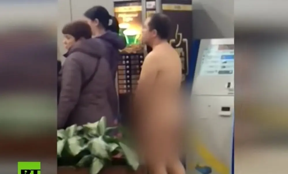 Hombre capturado por intentar subirse a avi&oacute;n en Rusia