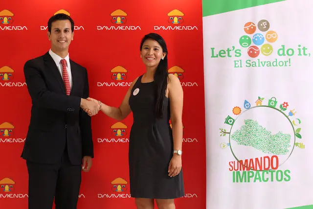 Banco Davivienda firma alianza con Let&acute;s Do It en tema Medio Ambiental, dado a conocer en conferencia de prensa en Agencia  Centro Financiero en San Salvador, El Salvador, el 22 de marzo de 2019. En la fotograf&iacute;a, Carlos Santos del Banco Davivienda y Alejandra Rivera de Let&acute;s Do It El Salvador.
Foto DAVIVIENDA/ Salvador MELENDEZ