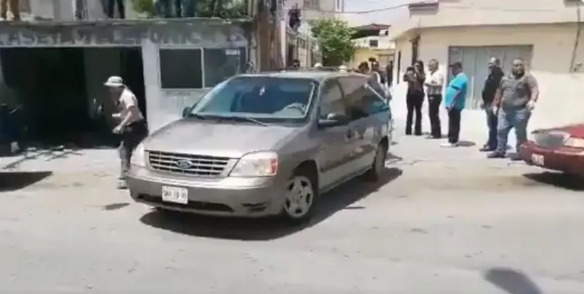 Veh&iacute;culo que transporta cuerpo de salvadore&ntilde;o y su hija