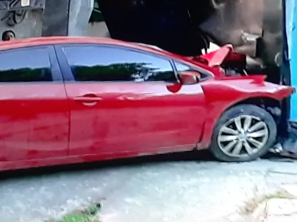 Veh&iacute;culo contra port&oacute;n de una casa en Apopa