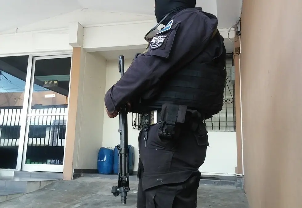 Polic&iacute;a custodiando