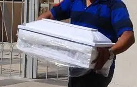 Hombre carga ata&uacute;d de Beb&eacute;