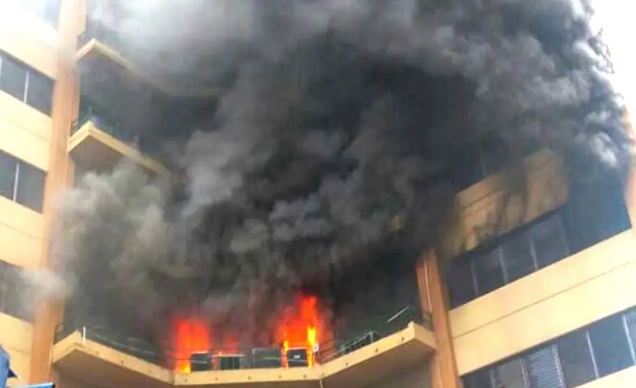 Indendio en torre del Mnisterio de Hacienda