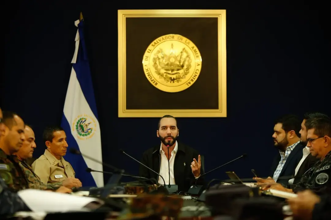 Bukele con mandos de Seguridad
