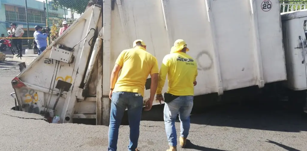 Cami&oacute;n hundido en Mejicanos