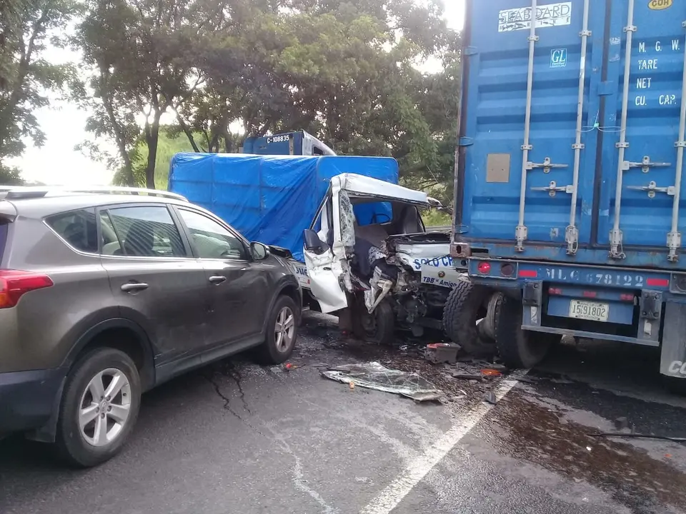 Triple choque en Santa Ana