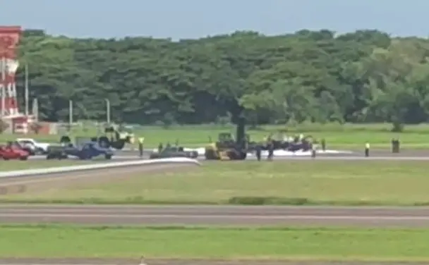 Avi&oacute;n en Aeropuerto