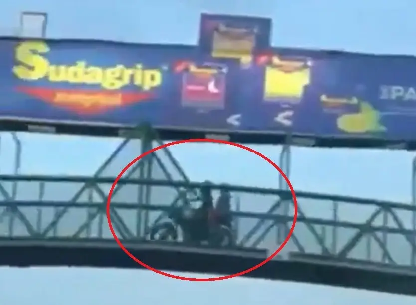 Motociclista en pasarela