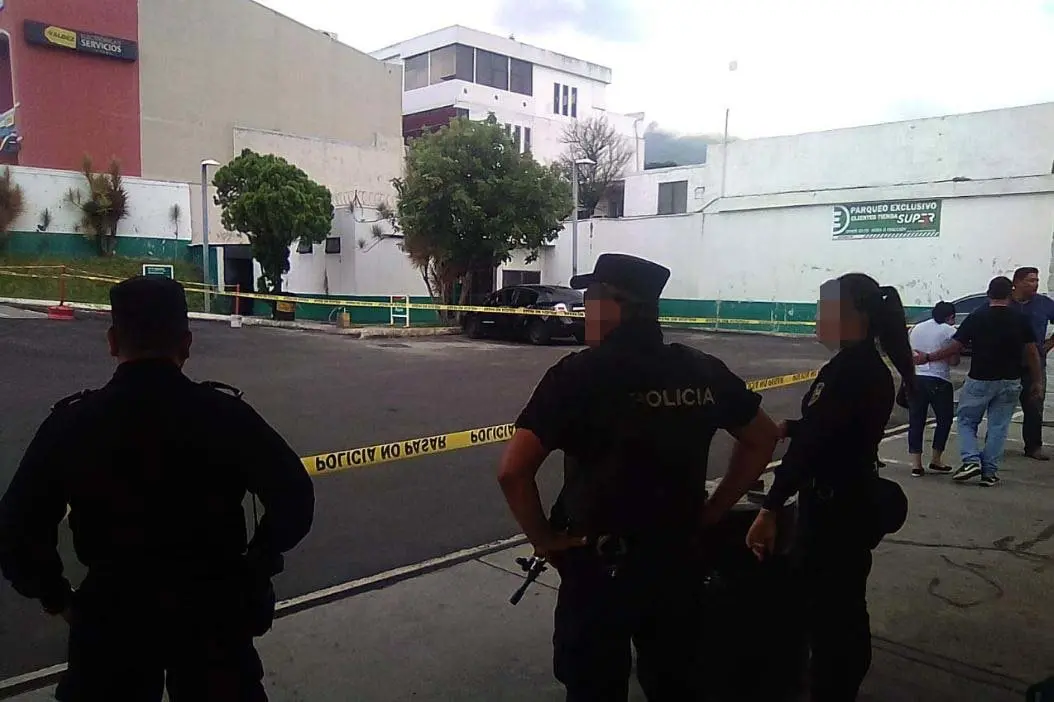 Polic&iacute;as en la escal&oacute;n2