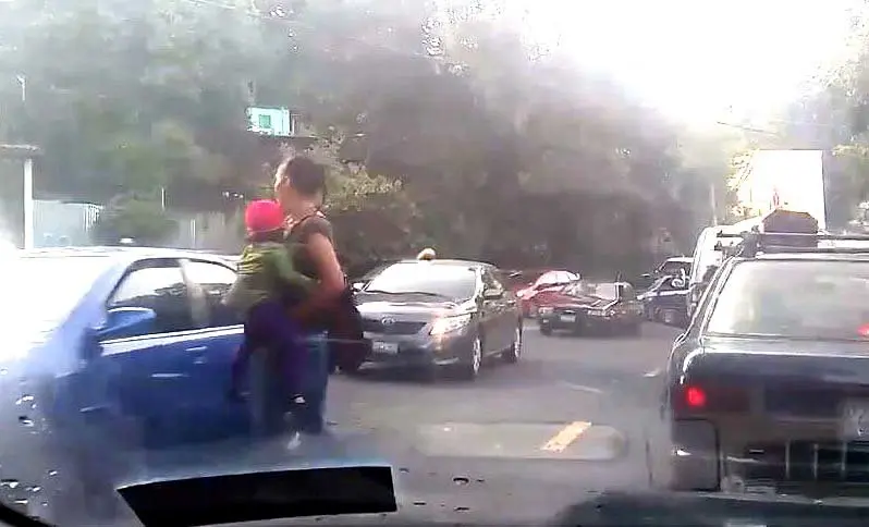 Madre vende peri&oacute;dicos 2