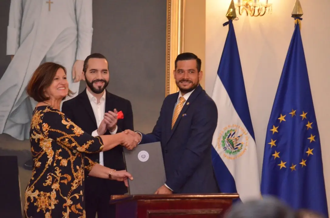 Bukele, Fuentes y Uni&oacute;n Europea