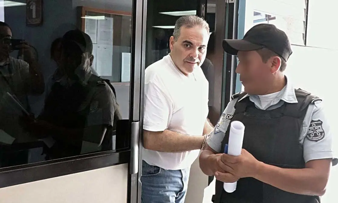 Presidente Saca saliendo de los tribunales de San Salvador 2