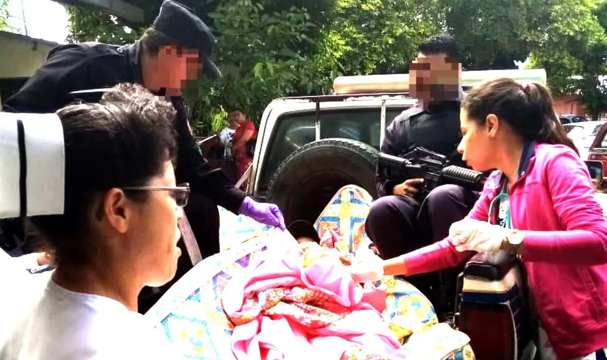 Polic&iacute;as atienden parto 2