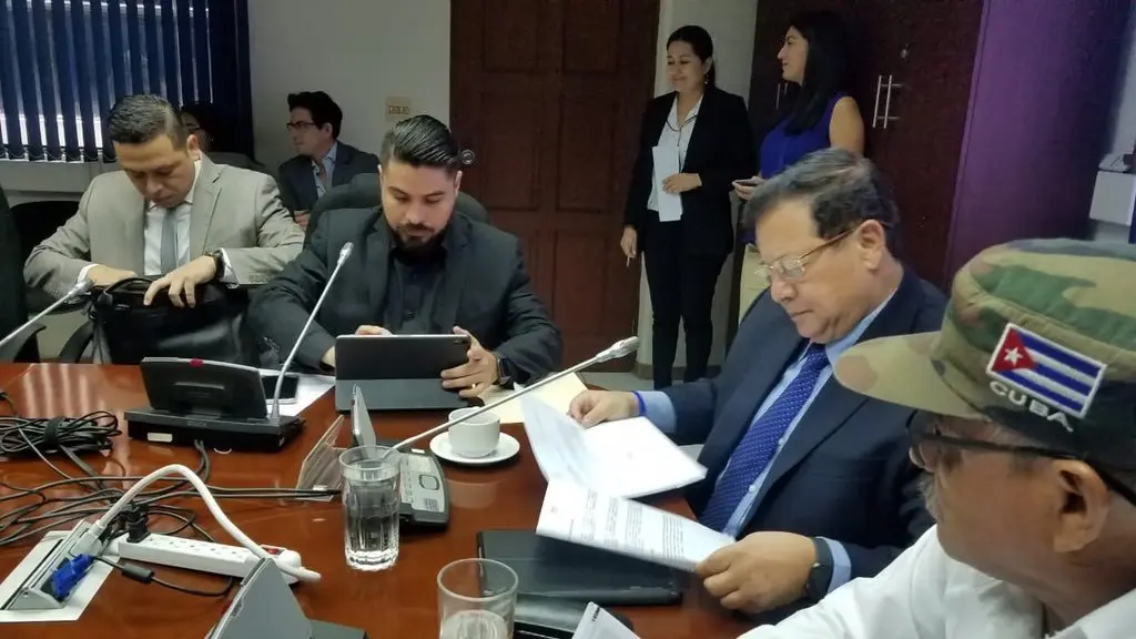 Carlos Marroqu&iacute;n en comisi&oacute;n