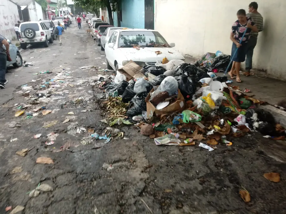 Basura en ciudad delgado