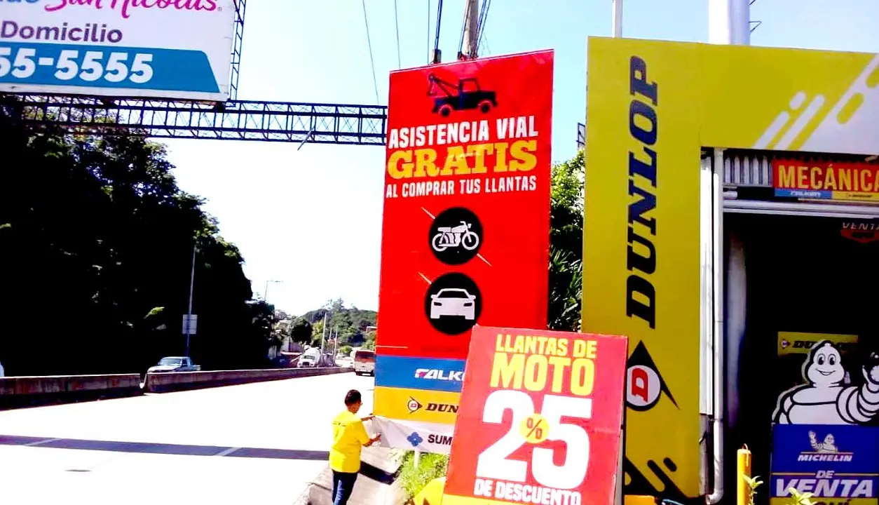 Retiran la contaminaci&oacute;n visual calle al Puerto