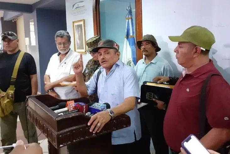 Carlos Ruiz y veteranos