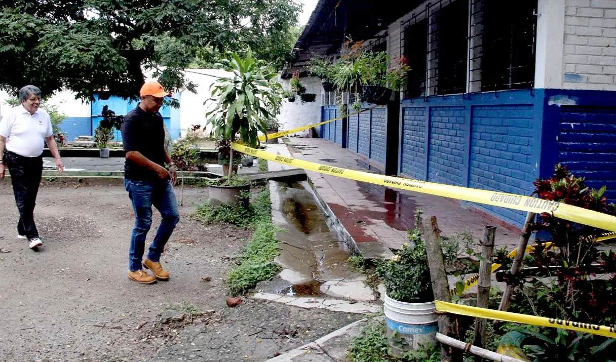 Escuelas da&ntilde;adas por lluvias