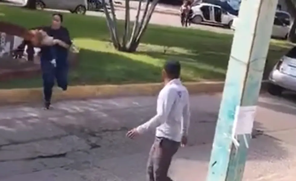 madre que huye de tiroteos en Culiac&aacute;n