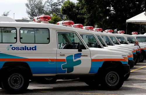 Salvador S&aacute;nchez Cer&eacute;n, presidente de la Rep&uacute;blica, entreg&oacute; esta ma&ntilde;ana 10 ambulancias que servir&aacute;n para la atenci&oacute;n y traslado de pacienctes usuarios de unidades de salud del &aacute;rea rural.  El acto se realiz&oacute; en las instalaciones del Centro Internacional de Ferias y Convenciones, CIFCO, y cont&oacute; con la participaci&oacute;n de los directores de la Unidades de Salud beneficiadas, la ministra de salud Violeta Menjivar y la directora ejecutiva de Fosalud Ver&oacute;nica Villalta.