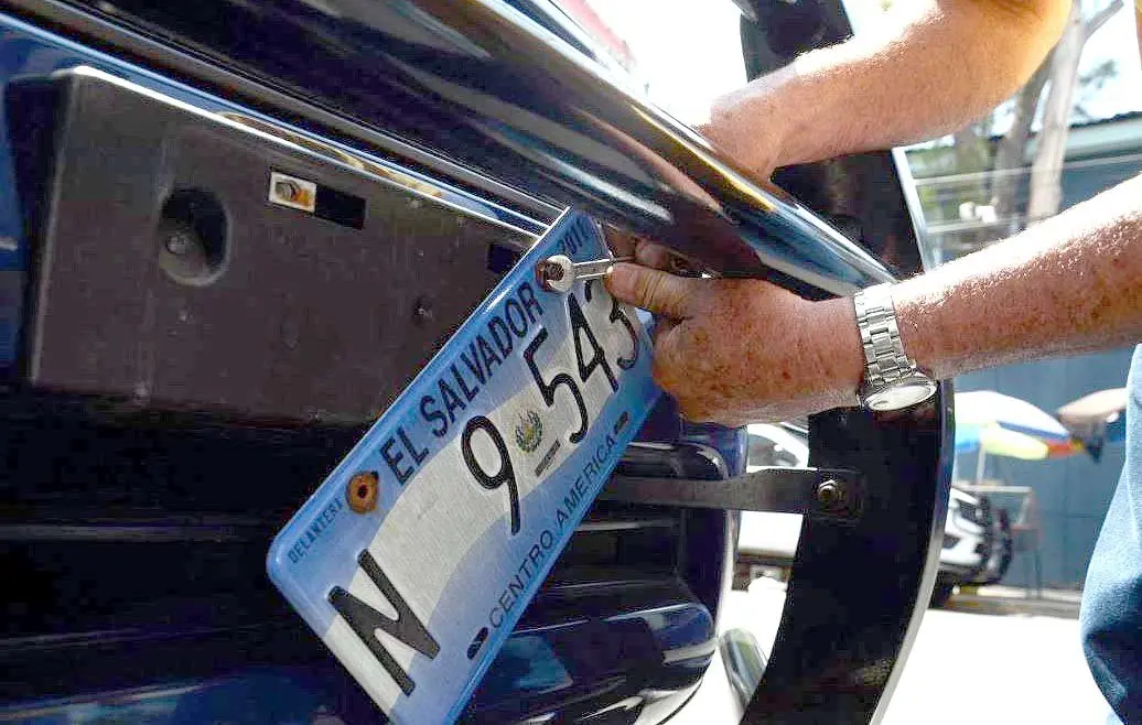 Decomiso de placas nacionales