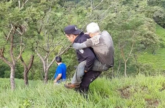 Polic&iacute;a cargado a don Fernando