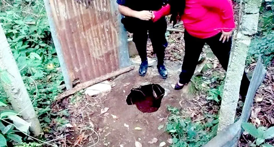 Beb&eacute; muerto en fosa s&eacute;ptica