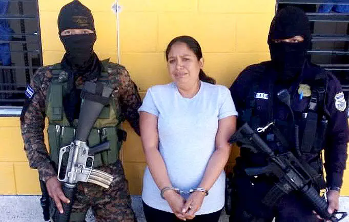 Evelyn Elizabeth Arag&oacute;n de Cu&eacute;llar detenida por documentaci&oacute;n falsa y estafa